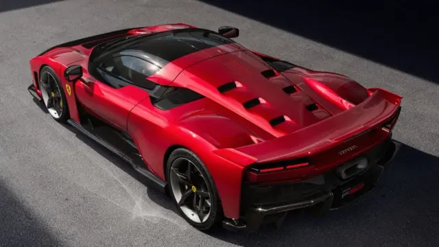 نمای پشت فراری F80