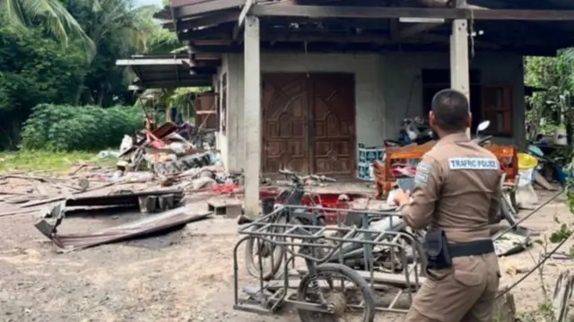 Militer Thailand mengklaim tentara Kamboja melesatkan roket yang menghantam Distrik Kap Choeng di Provinsi Surin—dekat perbatasan kedua negara.