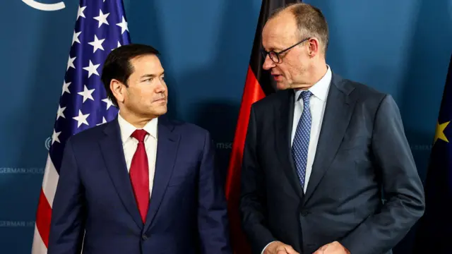 المستشار الألماني فريدريش ميرتس (يمين) ووزير الخارجية الأمريكي ماركو روبيو يحضران اجتماعاً ثنائياً على هامش مؤتمر ميونيخ للأمن.