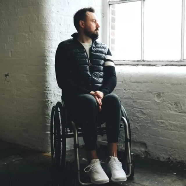 Un homme assis sur un fauteuil roulant