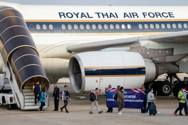 เครื่องบินแบบแอร์บัส 340-500 ของกองทัพอากาศเที่ยวบินแรกนำคนไทย 130 คนจากอิสราเอลเดินทางถึงไทยเมื่อวันที่ 16 ต.ค. ที่ผ่านมา