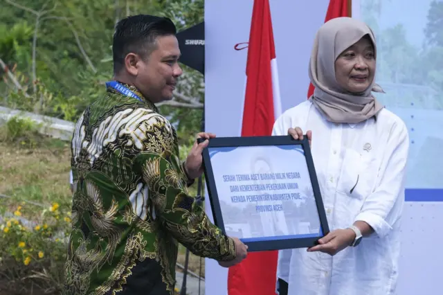 Serah terima aset Memorial Living Park dari Kementerian Pekerjaan Umum (PU) pada Pemerintah Kabupaten Pidie, Kamis, 10 Juli 2025. Wakil Menteri PU, Diana Kusumastuti (kanan) dan Wakil Bupati Pidie, Alzaizi Umar (kiri).