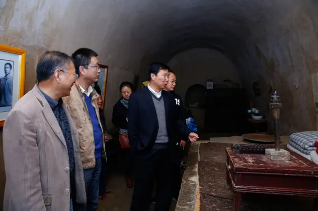 Dad booqanaya godkii uu ku noolaan jiray Xi Jinping