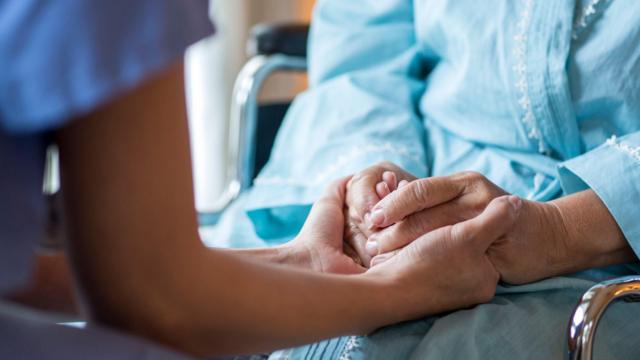 Profissional da saúdebingo valendo dinheiro onlinemãos dadas com idosabingo valendo dinheiro onlinecadeirabingo valendo dinheiro onlinerodas