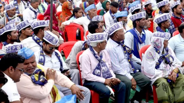 बसपा की रैली में आए लोग