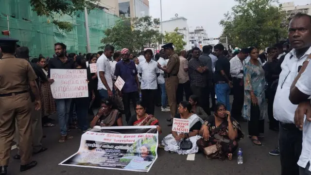 චෝදනා එල්ල වූ ගුරුවරයාට එරෙහිව නිසි ක්‍රියාමාර්ග ගන්නා ලෙස ඉල්ලමින් කොළඹ, බම්බලපිටිය ප්‍රදේශයේ පිහිටි එම පාසල ඉදිරිපිට ඊයේ දිනයේදී විරෝධතාවයක් ද පැවැත්විණි.