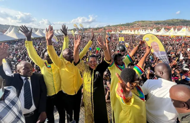 Anita Among (hagati) hamwe na bamwe mu bakandida ba NRM mu gikorwa cyo kwiyamamaza i Kyazanga ku cyumweru