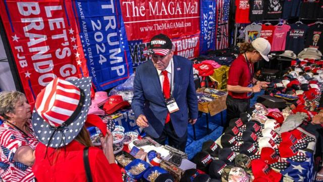 Roupas e bonés da campanhaaposta monte carlos futebolDonald Trump