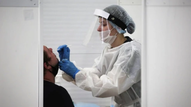 Nakes mengambil tes usap