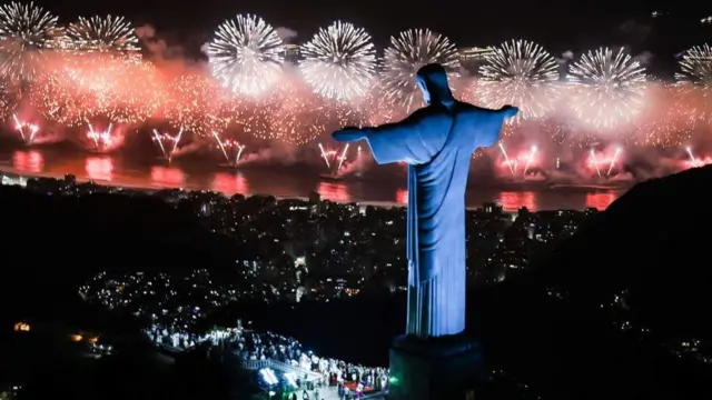 ርችት የሪዮ ዲጄኔሮ ሰማይን አድምቆታል