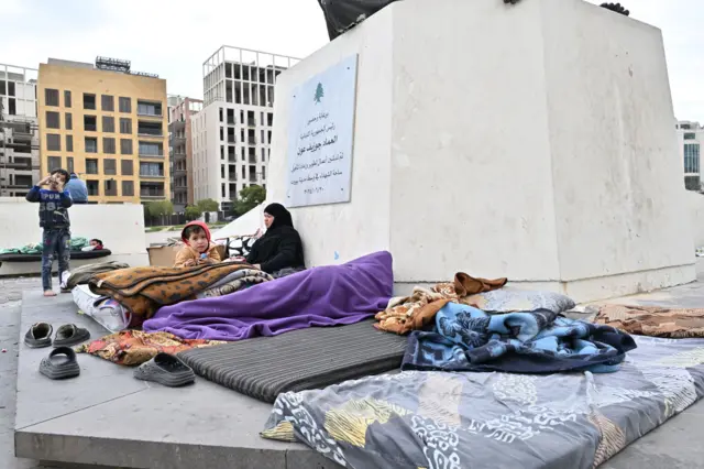 نازحون يفترشون شوارع بيروت في 7 مارس/آذار 2026 بعدما أجبرت الغارات وأوامر الإخلاء الإسرائيلية سكان الضاحية الجنوبية على مغادرة منازلهم.