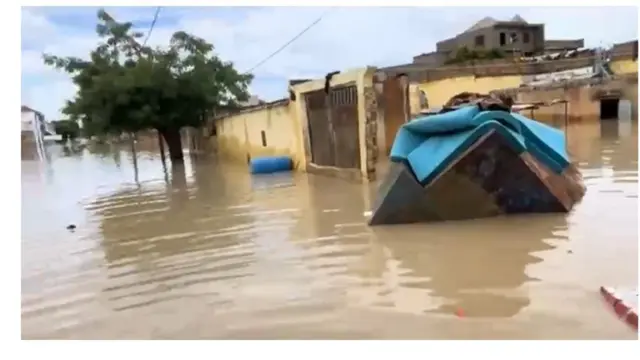 Une maison complètement inondée dans un quartier à Touba.