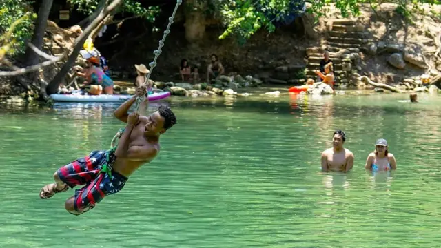 ජල ක්රීඩා කරන තරුණයෙකුගේ ඡායාරූපයකි