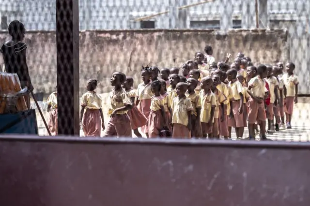 Des élèves font la queue dans la cour de leur école à Douala, dans l'ouest du Cameroun, le 13 janvier 2022.