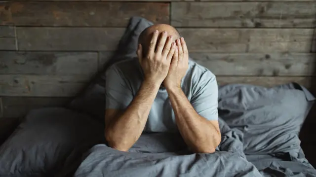 Ilustrasi pria sakit