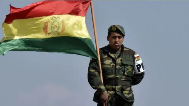 Askari reer Bolivia ah oo calanka dalkiisa kor u haya 