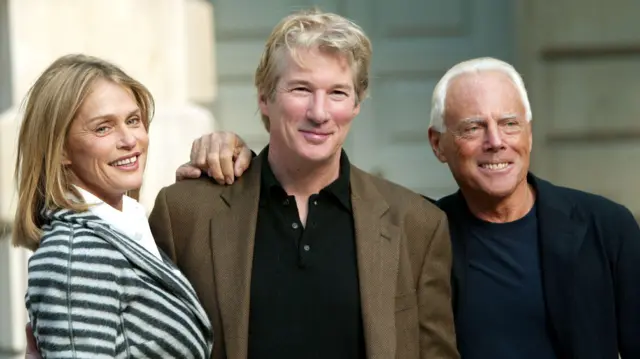 從左至右：《美國舞男》演員羅倫·赫頓、理查·基爾與時裝設計師喬治·亞曼尼在英國倫敦一場亞曼尼特展會上合影（14/10/2003）