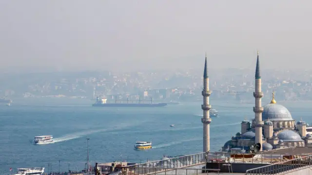 Boğaz'daki bir yük gemisinin uzaktan görünümü