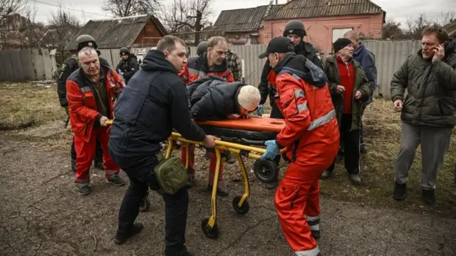 ইউক্রেনে বোমা হামলার পর এক আহত বৃদ্ধাকে সরিয়ে নেয়া হচ্ছে।