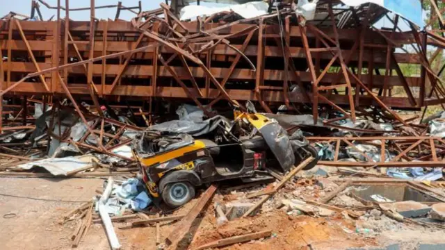 मुंबई में होर्डिंग गिरने से हादसा