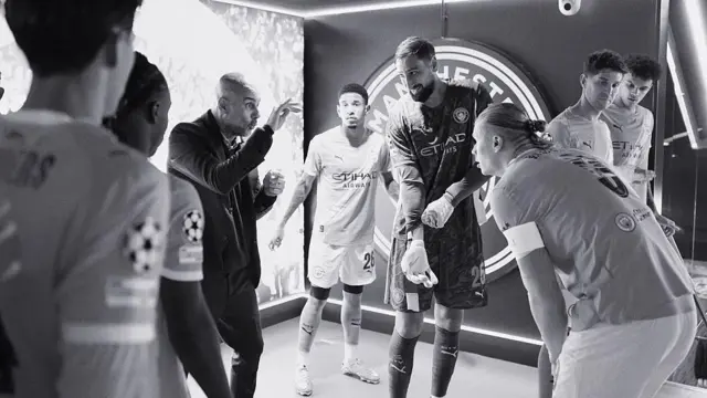 Image of Pep Guardiola, Manager of Manchester City speaking to his players, Erling Haaland and Gianluigi Donnarumma at half time during the UEFA Champions League 2025/26 League Phase MD4 match between Manchester City and Borussia Dortmund at City of Manchester Stadium on November 05, 2025