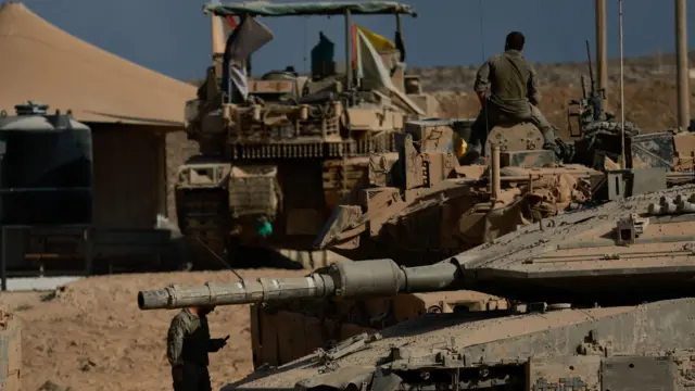 جنود إسرائيليون قرب دبابات إسرائيلية على الحدود مع قطاع غزة