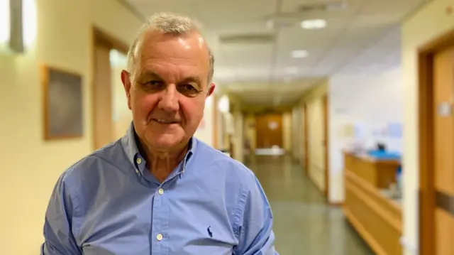 John Isaacs no corredor do Hospital de Newcastle 
