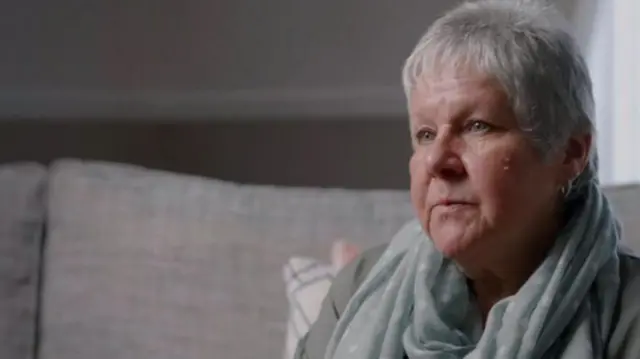 जेराल्डिनची मामेबहीण ज्युली बेगली म