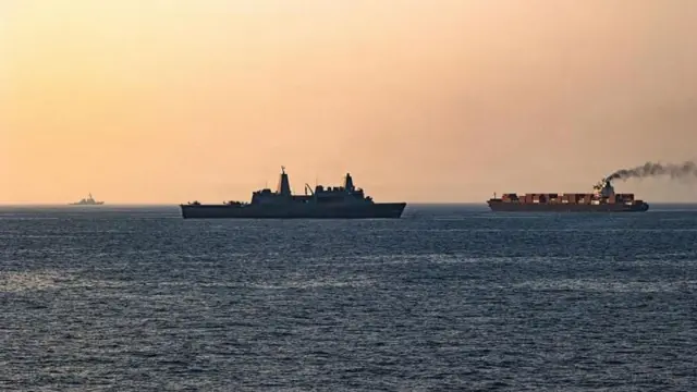 হরমুজ প্রণালিতে জাহাজ চলাচল এখনও কার্যত বন্ধ