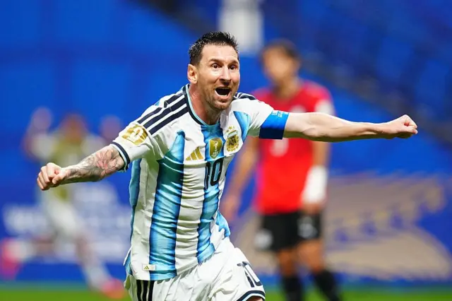  Lionel Messi, da Argentina, comemora após marcar um gol durante a partida das oitavas de final da Copa do Mundo FIFA de 2026 entre Argentina e Egito
