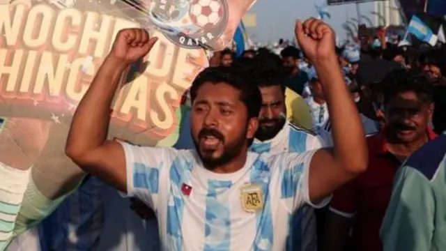 Mashabiki wakiwa na shangwe