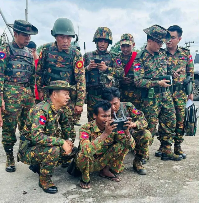 ဒရုန်းလွှတ်နေတဲ့ စစ်သားတွေနဲ့ စစ်ဆင်ရေးကို လမ်းဘေးမှာ အတူတူကြည့်နေတဲ့ ဒုတိယဗိုလ်ချုပ်ကြီးနိုင်နိုင်ဦးရဲ့ ရုပ်သံဖိုင်ဟာ စစ်တပ်ထောက်ခံသူတွေကြားမှာ ရေပန်းစားနေပါတယ်။