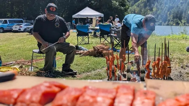 พวกเขาหวังว่าจำนวนปลาแซลมอนในแม่น้ำแคลแมธจะเพิ่มขึ้น เมื่อแม่น้ำไหลเป็นอิสระมากกว่าเดิม