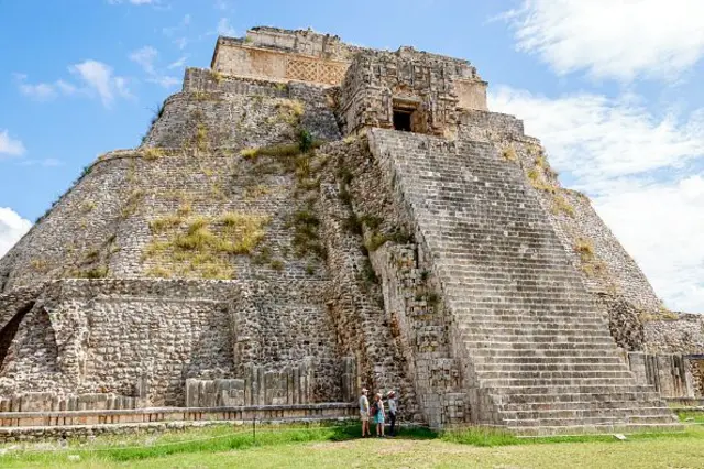 ਮਾਇਆ ਦੁਆਰਾ ਬਣਾਏ ਗਏ ਬਹੁਤ ਸਾਰੇ ਸ਼ਹਿਰਾਂ ਵਿੱਚ ਪਲਾਜ਼ਾ ਅਤੇ ਬਾਲ ਗੇਮਾਂ ਖੇਡਣ ਲਈ ਖੇਤਰ ਰਾਖਵੇਂ ਸਨ