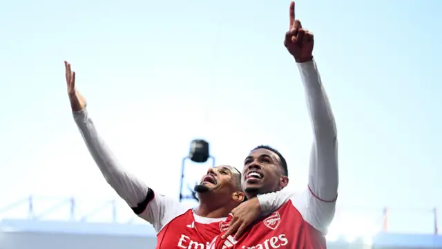 Arsenal'den Gabriel, St James' Park'ta Newcastle'a karşı galibiyet golünü kutluyot. 