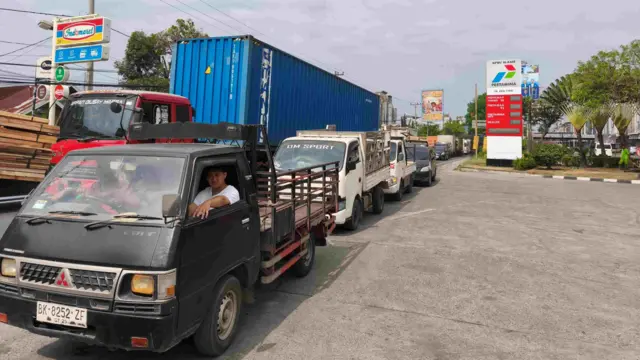 Kendaraan mengantre untuk membeli Bahan Bakar Minyak (BBM) di SPBU Kota Medan, Sumatra Utara, Senin (09/03). 