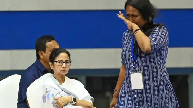 नेता जी इंडोर स्टेडियम में मुख्यमंत्री ममता बनर्जी से मिलने पहुंचे शिक्षक