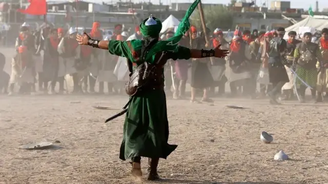 من بين الطقوس مسرحة الحدث إذ تقدم عروض في الهواء الطلق تروى خلالها أحداث واقعة كربلاء وتجسد شخوصها الرئيسية

