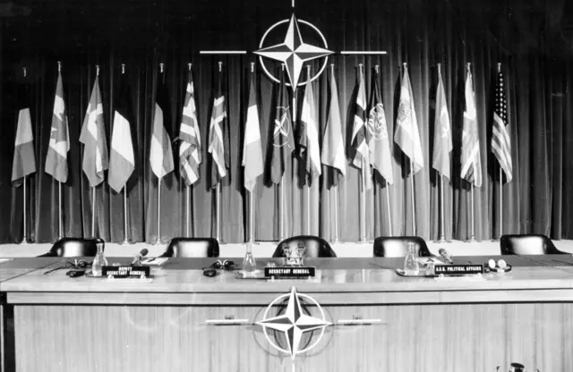 Nato Genel Sekreteri Lord Carrington'ın basın açıklaması için hazırlanan bir bir toplantı masası (12 Aralık 1984)