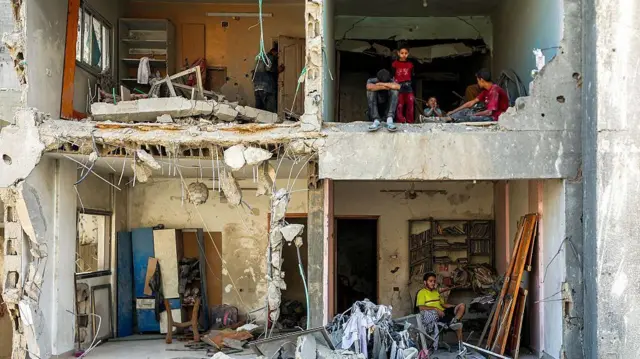 একটি ক্ষতিগ্রস্ত ভবনের খোলা কক্ষ।