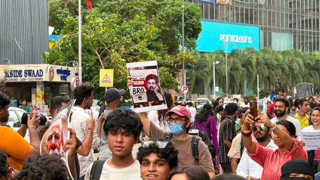 मुंबईतील आंदोलनात सहभागी झालेली तरुणाई.