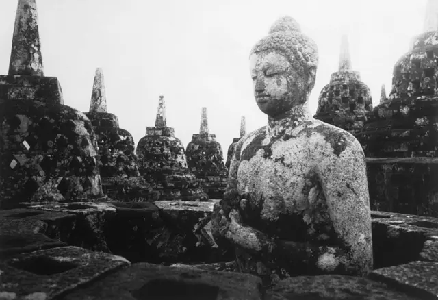 Kondisi Candi Borobudur sebelum dilakukan pemugaran kedua.