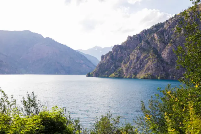 Сары-Челек көлү Чаткал тоо кыркасында деӊиз деӊгээлинен 1940 метр бийиктикте орун алган. 