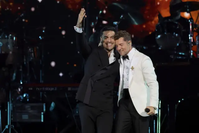 el mexicano carlos rivera y el español david bisbal rinden homenaje a Juan Gabriel en los latin grammy 