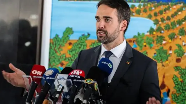 Eduardo Leite gesticula enquando concede entrevista coletiva