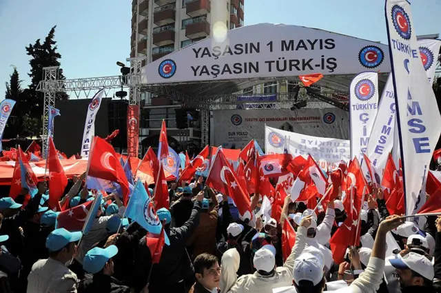 Ellerinde Türk bayraklarıyla 1 Mayıs'ı kutlayan Türk-İş üyeleri 