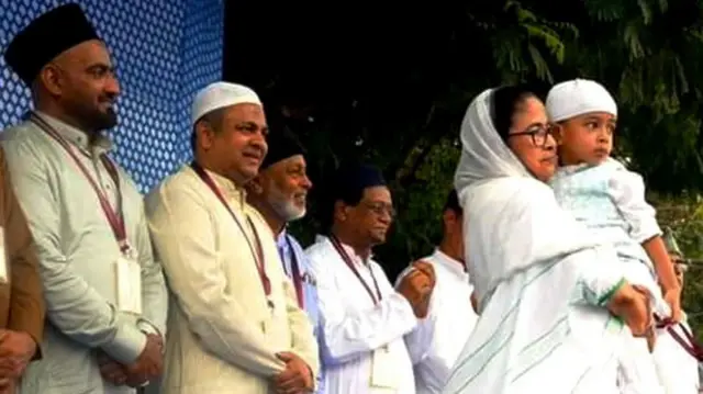 மேற்கு வங்கத்தில், பெரும்பான்மையாக முஸ்லிம்கள் அடங்கிய 77 பிரிவினரின் ஒபிசி அந்தஸ்தை ரத்து செய்தது தொடர்பான அரசியல் சர்ச்சை