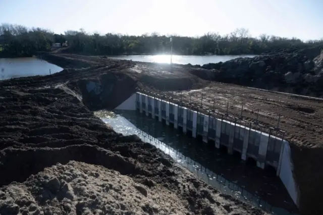 Uruguai construiu às pressas uma nova barragem para conter água doce, mas devido aos materiais utilizados não será permanente.