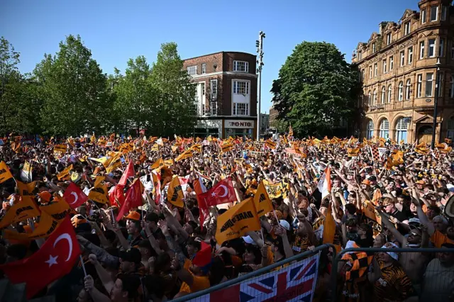 Hull City taraftarlarının sevinç gösterileri