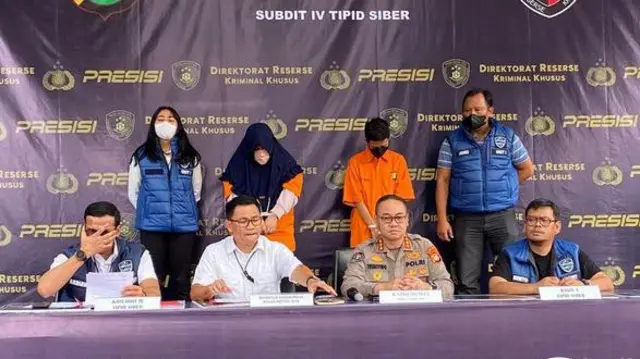 Polda Metro Jaya melakukan konferensi pers dengan dua tersangka penipuan tiket konser Coldplay.